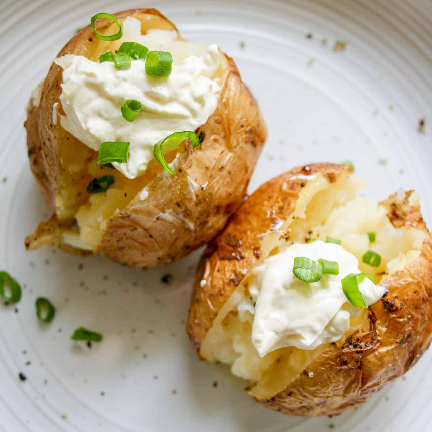 How to Make a Perfect Baked Potato Recipe - The foolproof baked potato recipe for a crispy, golden potato skin and a oft and fluffy inside. Learn the secret to getting your baked potato perfect every time! #cleaneatingwithkids #cleaneating 