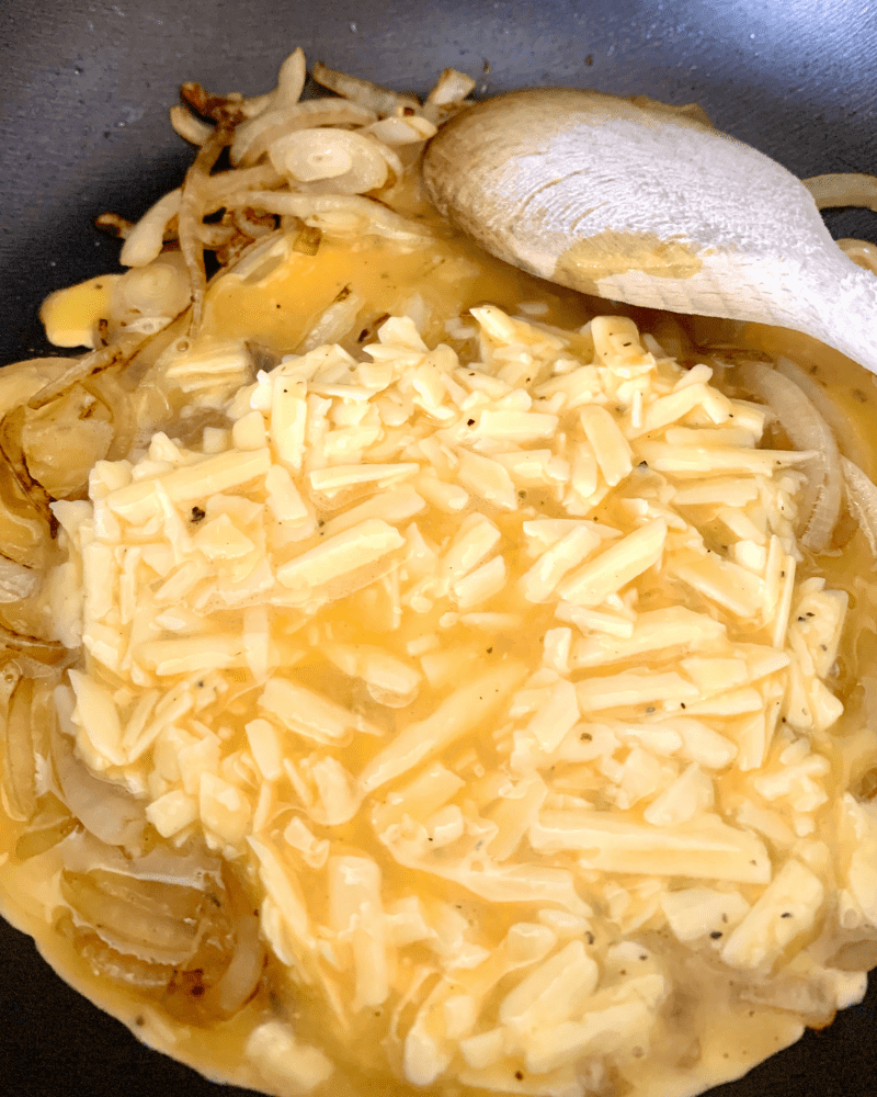how to make scrambled eggs with cheese ad onion 