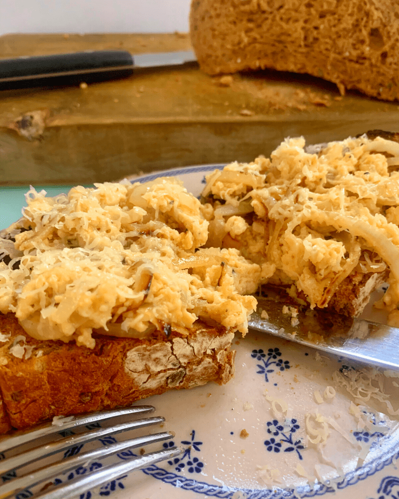 scrambled eggs with cheese and onion 