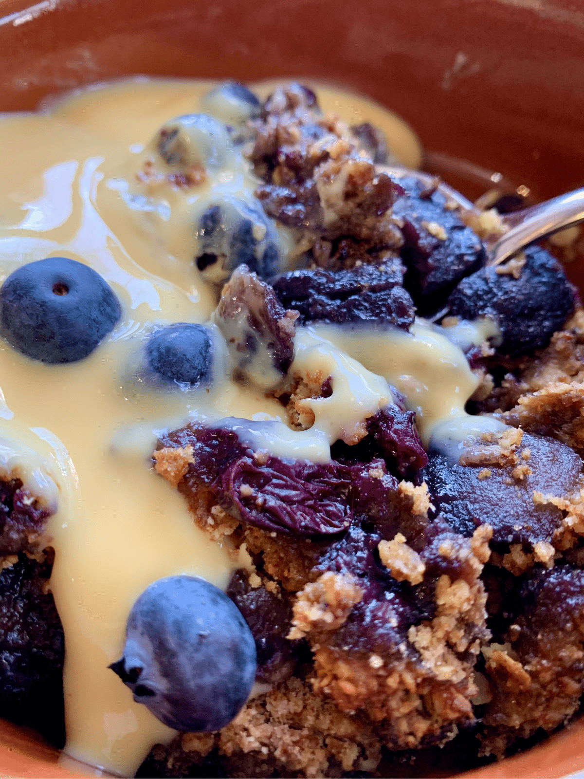 healthy pear and blueberry crumble 