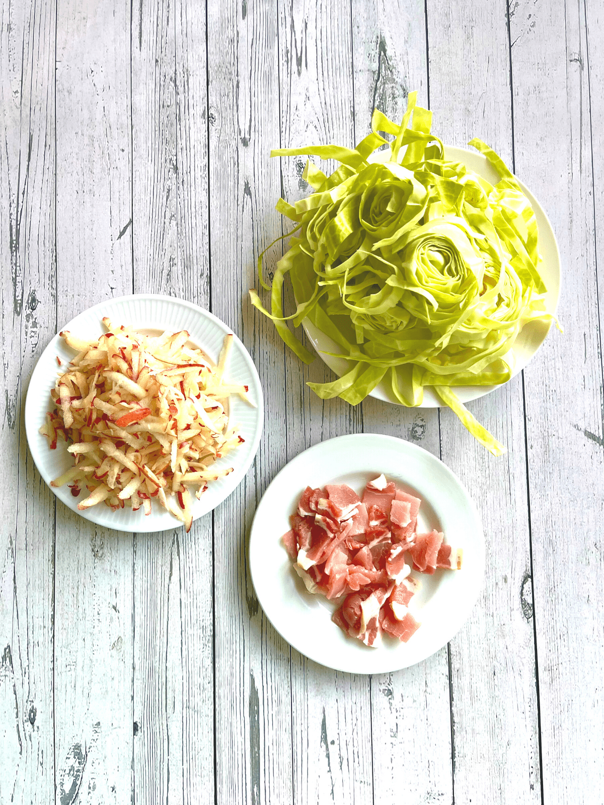 cabbage fried with apples and bacon 